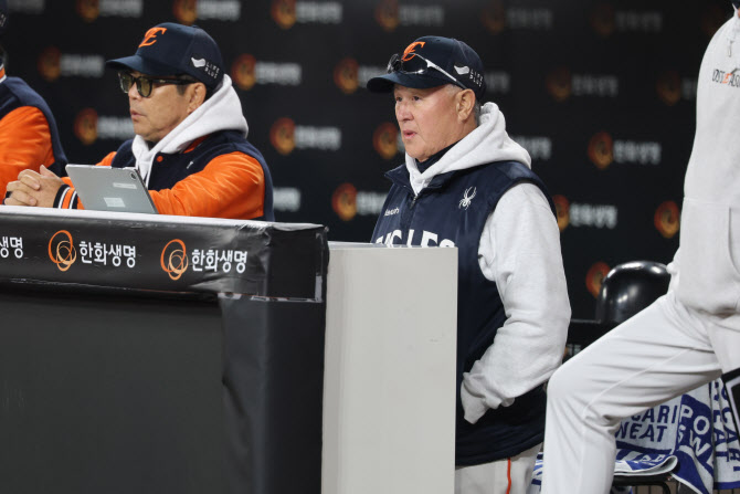 ‘9회 충격 6실점’ 한화 김경문 “야구 참 어렵다”