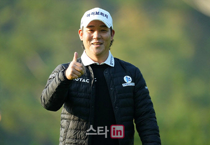 42세 김봉섭이 이룬 '작은 기적'..93위에서 70위로 막차 타고 내년 시드 확보