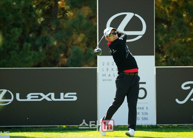 [골프in 포토]함정우,실수없이 선두를 지킨다                                                                                                                                                              