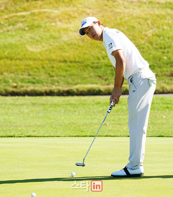  그린 파악하는 김백준                                                                                                                                                                             