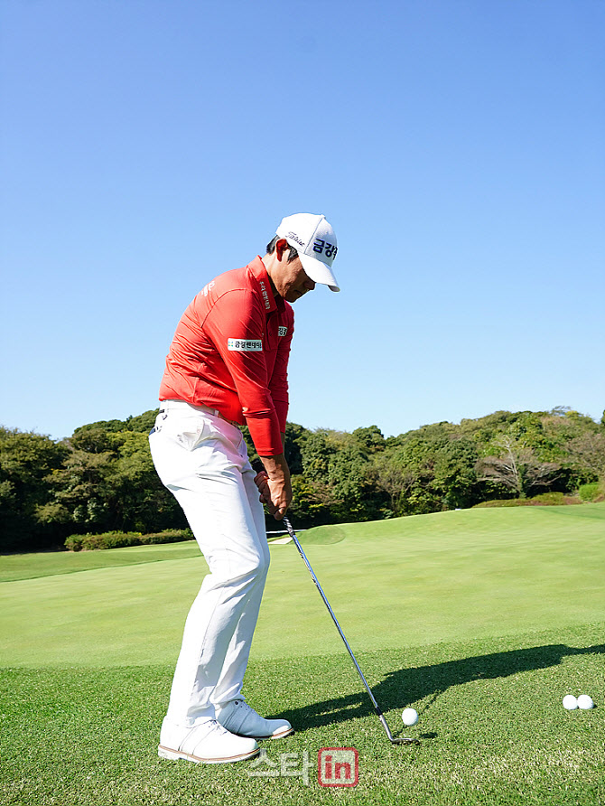  어프로치 연습하는 신용구                                                                                                                                                                         
