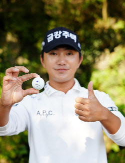 [포토] 옥태훈, 제네시스 대상의 볼                                                                                                                                                                       