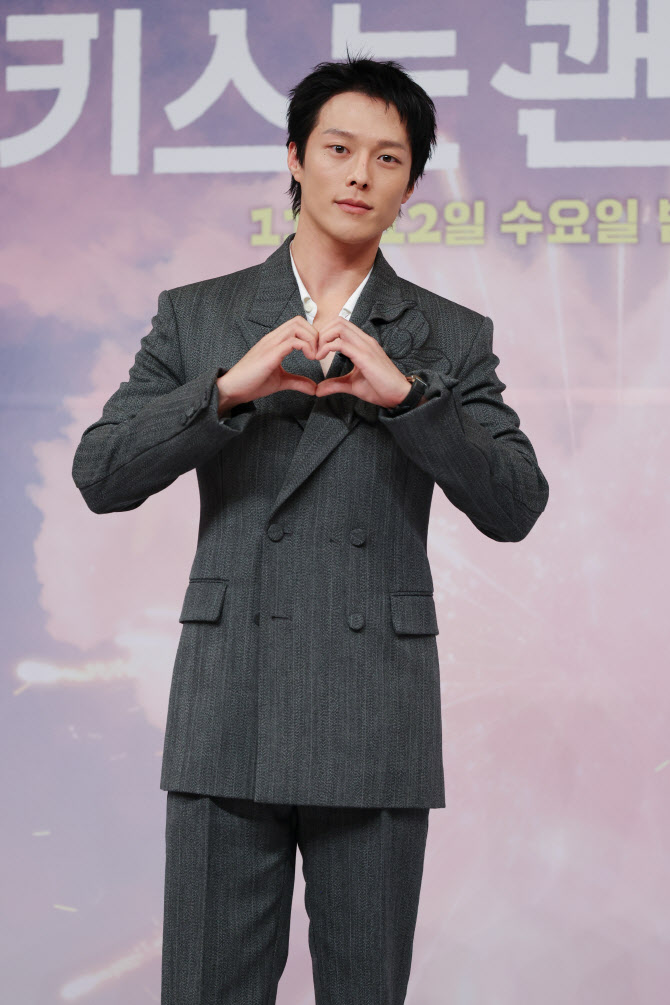  포즈 취하는 장기용                                                                                                                                                                               