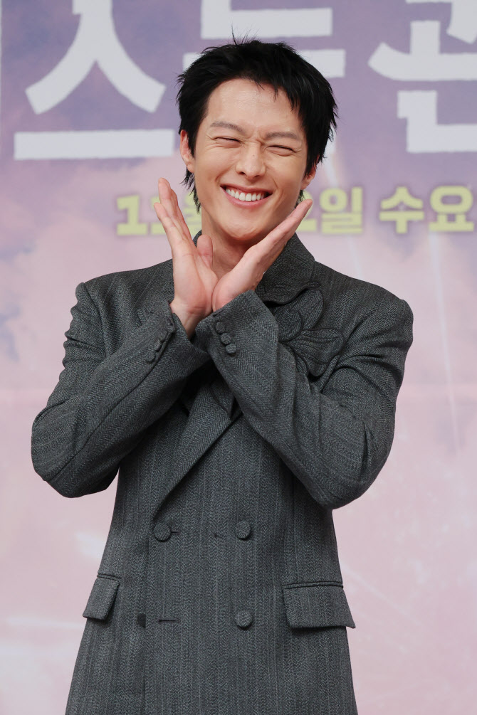  포즈 취하는 장기용                                                                                                                                                                               