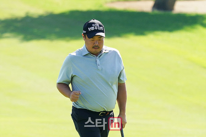  유송규, 첫홀 버디 잡고 주먹 불끈                                                                                                                                                                 