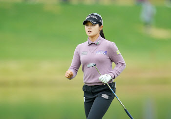 [골프in 포토]박현경,볼마크 위해 뛰어요