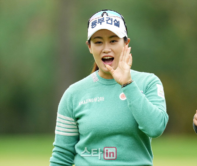 [골프in 포토]지한솔,버디 성공 기분 좋은 손인사                                                                                                                                                          