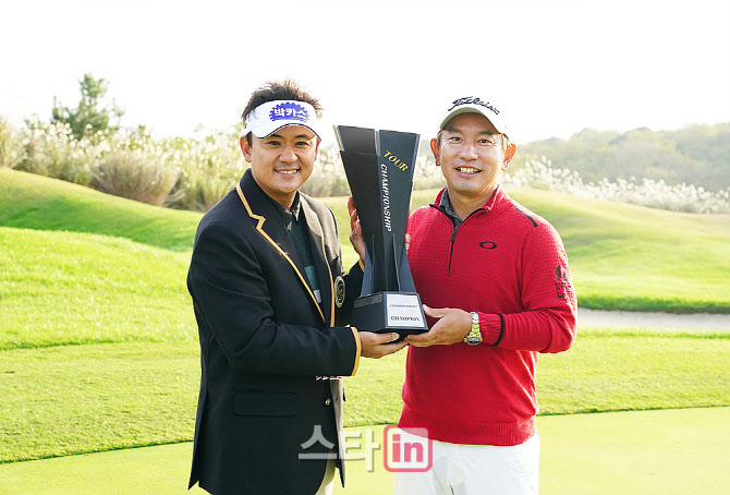  박상현, 도움 준 캐디와 함께                                                                                                                                                                      