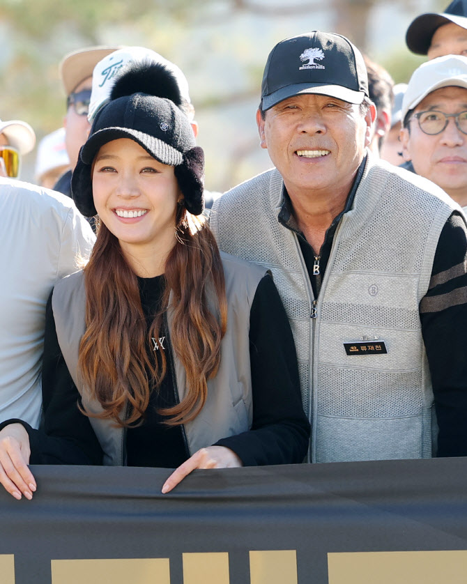 '류현진 아내' 배지현, 시아비저 사랑을 듬뿍                                                                                                                                                    