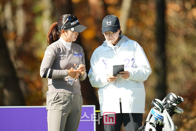 한진선-이정민,핀 공략을 상의한다                                                                                                                                                                  