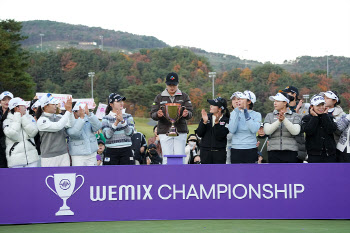 홍정민,우승트로피 번쩍