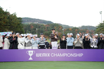 홍정민,동료들의 축하받으며