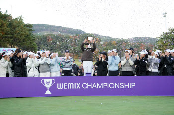 홍정민,화려한 축하 폭죽과 함께