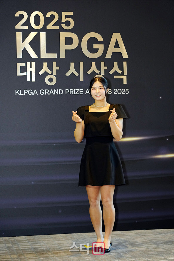 고지원,첫 시상식 포즈는 귀여운 하트                                                                                                                                                               