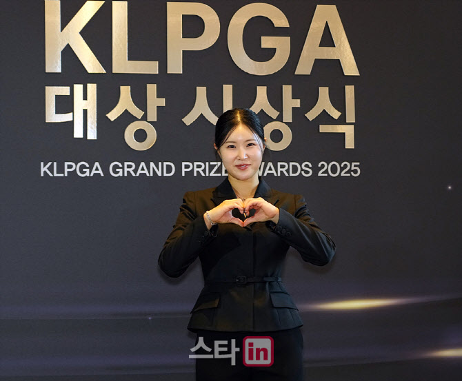 고지우,미소 손하트로 시선 맞춰요                                                                                                                                                                  