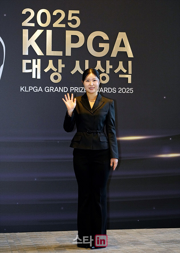 고지우,깔끔한 검은 정장 컨셉입니다                                                                                                                                                                