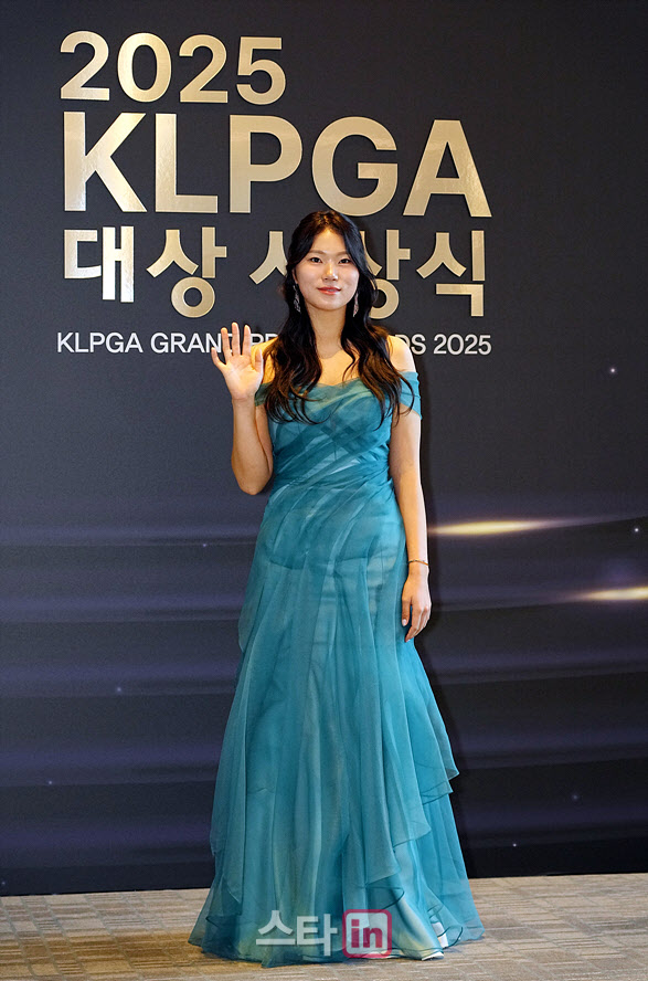 김민선,모델처럼 손을 흔들어요                                                                                                                                                                     