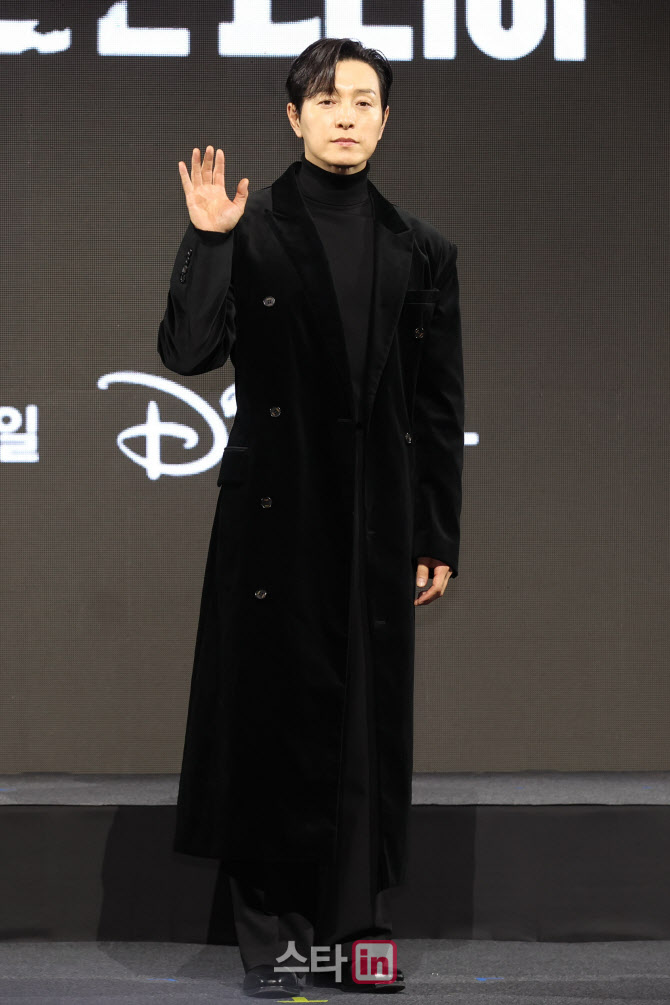 정성일, 겨울엔 롱코트                                                                                                                                                                             