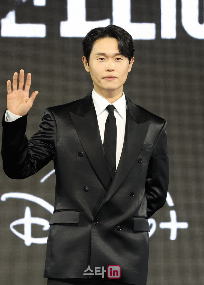 포즈 취하는 강길우                                                                                                                                                                                