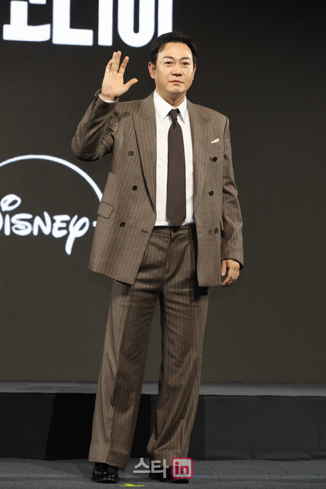 포즈 취하는 박용우                                                                                                                                                                                