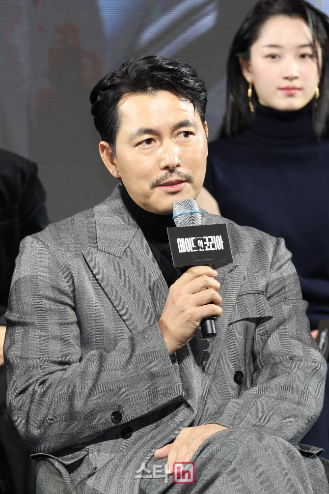 질문에 답하는 정우성