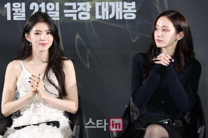 한소희-전종서, 흑백의 조화                                                                                                                                                                        