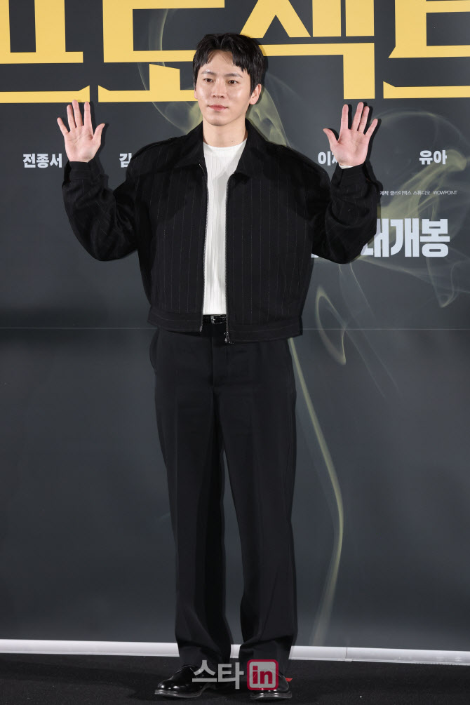 포즈 취하는 이재균                                                                                                                                                                                