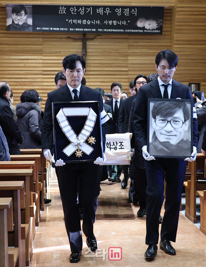 영결식 마치고 떠나는 '국민 배우' 안성기 영정                                                                                                                                            