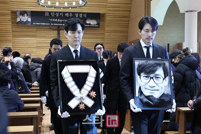 '국민 배우' 안성기 영결식 마치고 떠나는 영정                                                                                                                                            