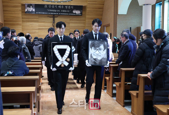 성당 나서는 '국민 배우' 안성기 영정과 훈장                                                                                                                                              