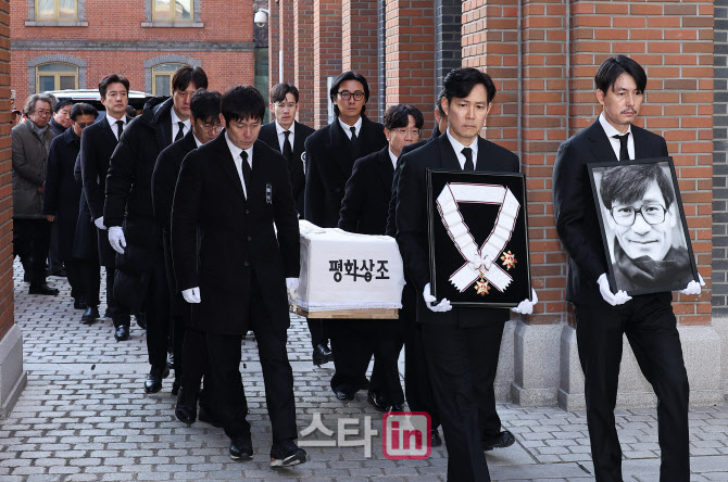 영결식장으로 향하는 '국민 배우' 안성기 영정과 훈장                                                                                                                                      