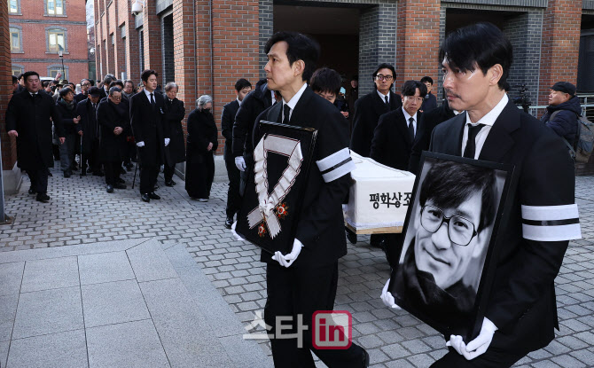 '국민 배우' 안성기 영정과 훈장, 영결식장으로 이동                                                                                                                                       