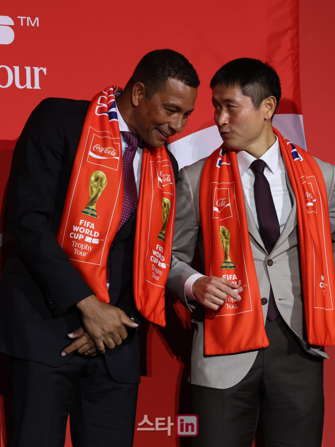 대화 나누는 지우베르투 시우바-이영표                                                                                                                                                              