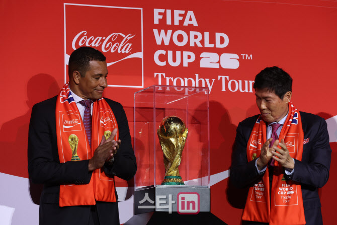 월드컵 트로피 바라보는 두 레전드                                                                                                                                                                  