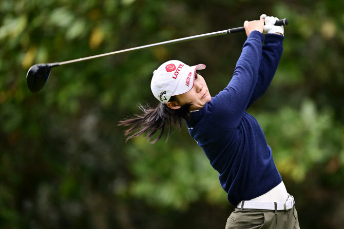 황유민, LPGA 데뷔전 통했다..트리플 보기 하고도 공동 5위 '강렬한 신고식'