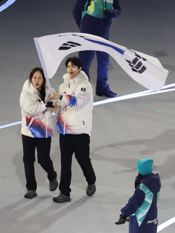 태극기 흔드는 차준환·박지우                                                                                                                                                                            