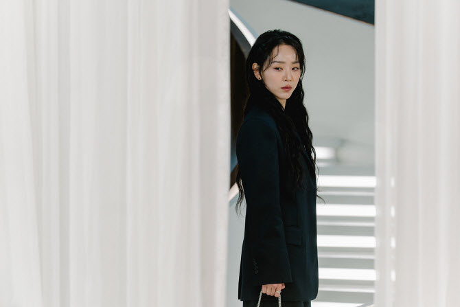 진짜와 가짜 넘나드는 미친 연기… '레이디 두아'[별의별 리뷰]