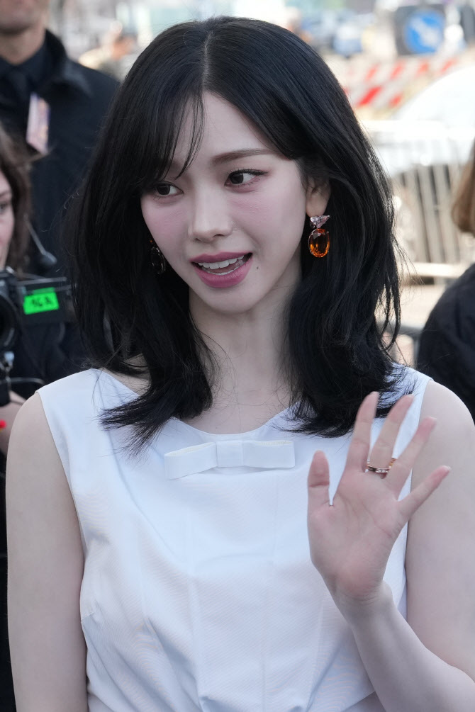  프라다 컬렉션 도착, 포즈 취한 카리나                                                                                                                                                             