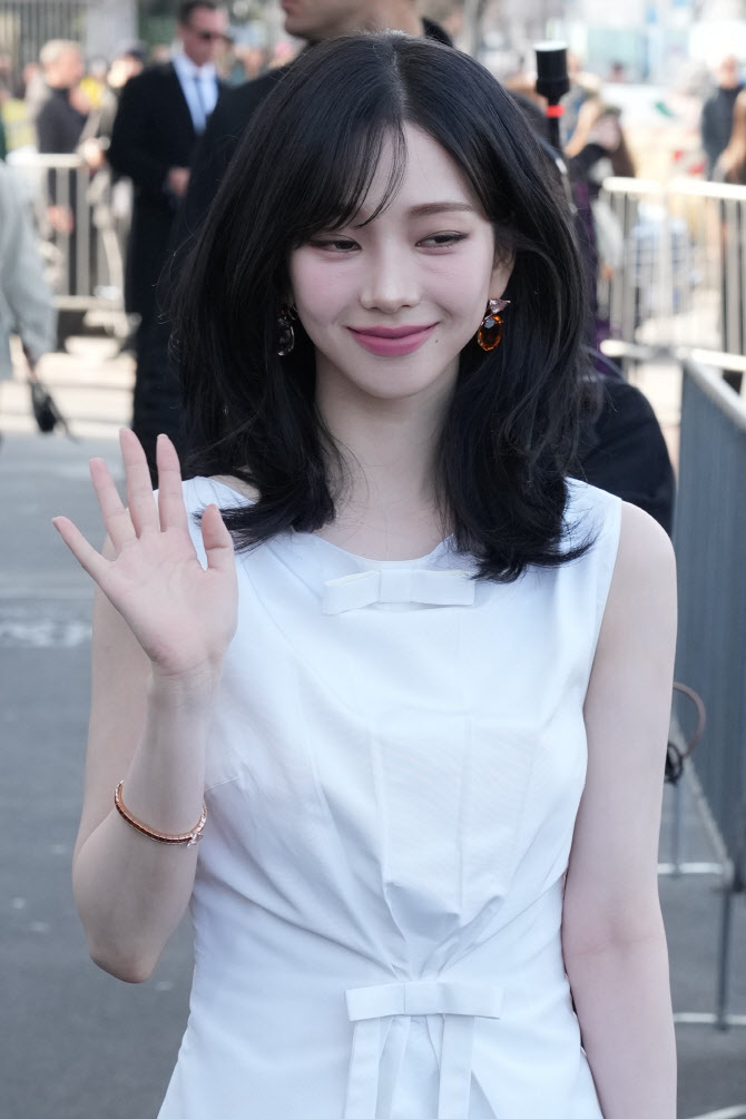  프라다 컬렉션 도착, 미소 짓는 카리나                                                                                                                                                             