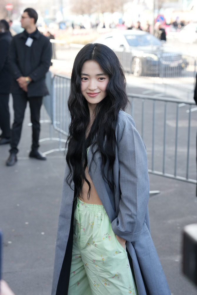  밀라노 녹인 김태리 미소                                                                                                                                                                          