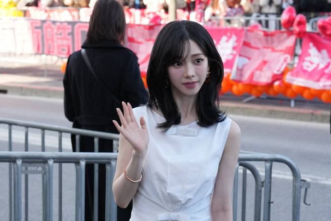  프라다 컬렉션에서 인사하는 카리나                                                                                                                                                                
