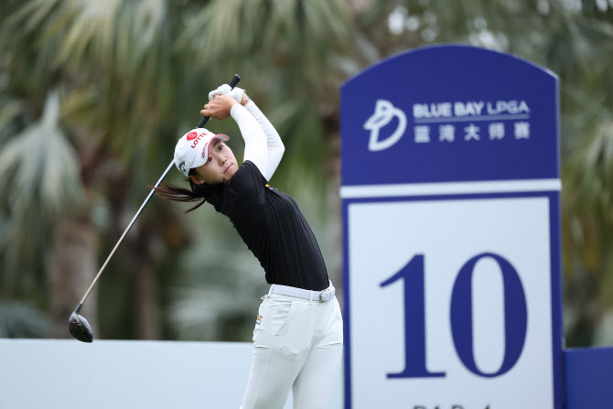 발목 부상 딛고 ‘보기프리 66타’…황유민, 블루베이 LPGA 공동 선두 출발(종합)
