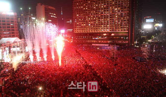 로드 스튜어트 350만·레이디 가가 250만명 '전설의 공연'