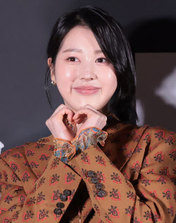 '장원영 친언니' 장다아, 사랑스러운 하트                                                                                                                                                       