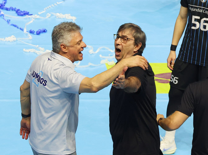 판정 논란 딛고... 현대캐피탈, 사상 첫 ‘리버스 스윕’ 우승 도전