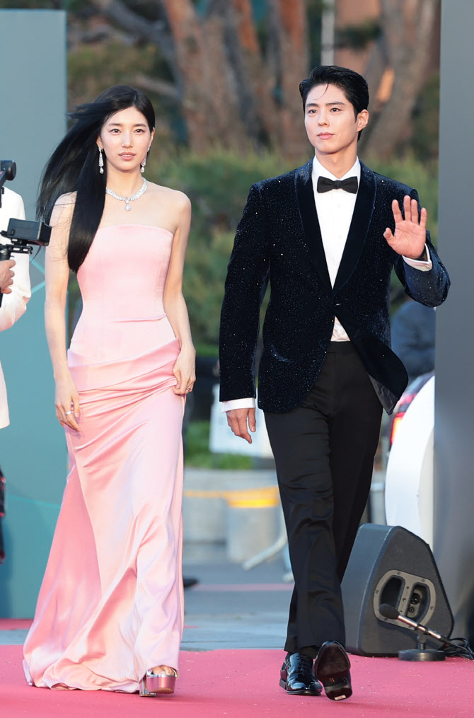 백상 찾은 수지와 박보검                                                                                                                                                                                 