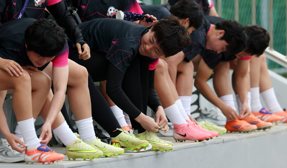 나이키 축구화 신은 북한 내고향여자축구단 선수들                                                                                                                                                         