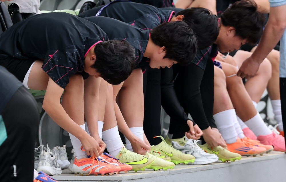 훈련 준비하는 북한 내고향여자축구단                                                                                                                                                                     