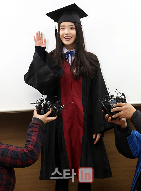iu活动2月9日上午参加同德女子高中毕业典礼