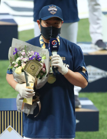 양의지, 한국시리즈 MVP 선정…2개 팀에서 MVP는 최초